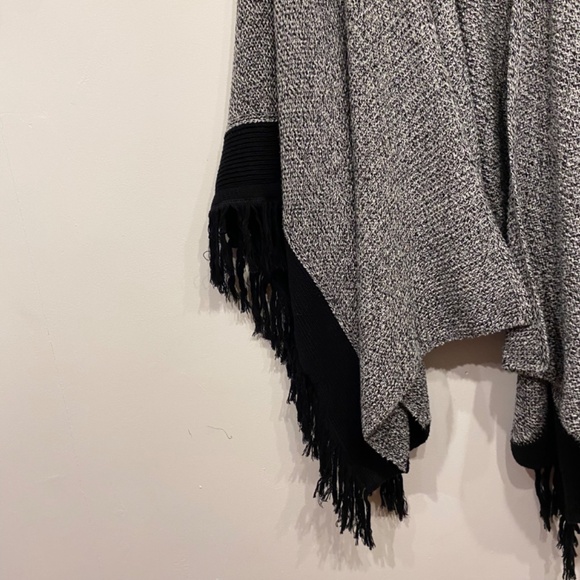 Cabi 3361 Black and White Fringe Knit Oversized Poncho Cape Shawl One Size - Picture 3 of 5